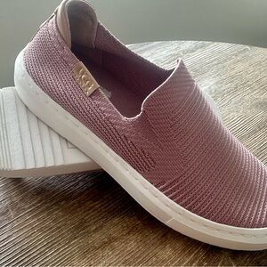 NWOT Ugg Alameda Slip On Sneaker